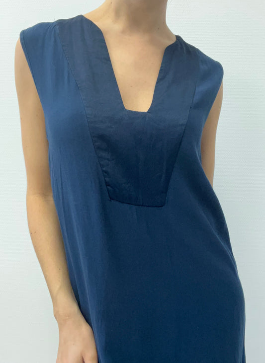 Robe à encolure profonde