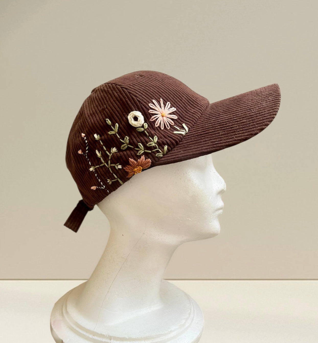 Casquette brodée en velours côtelé