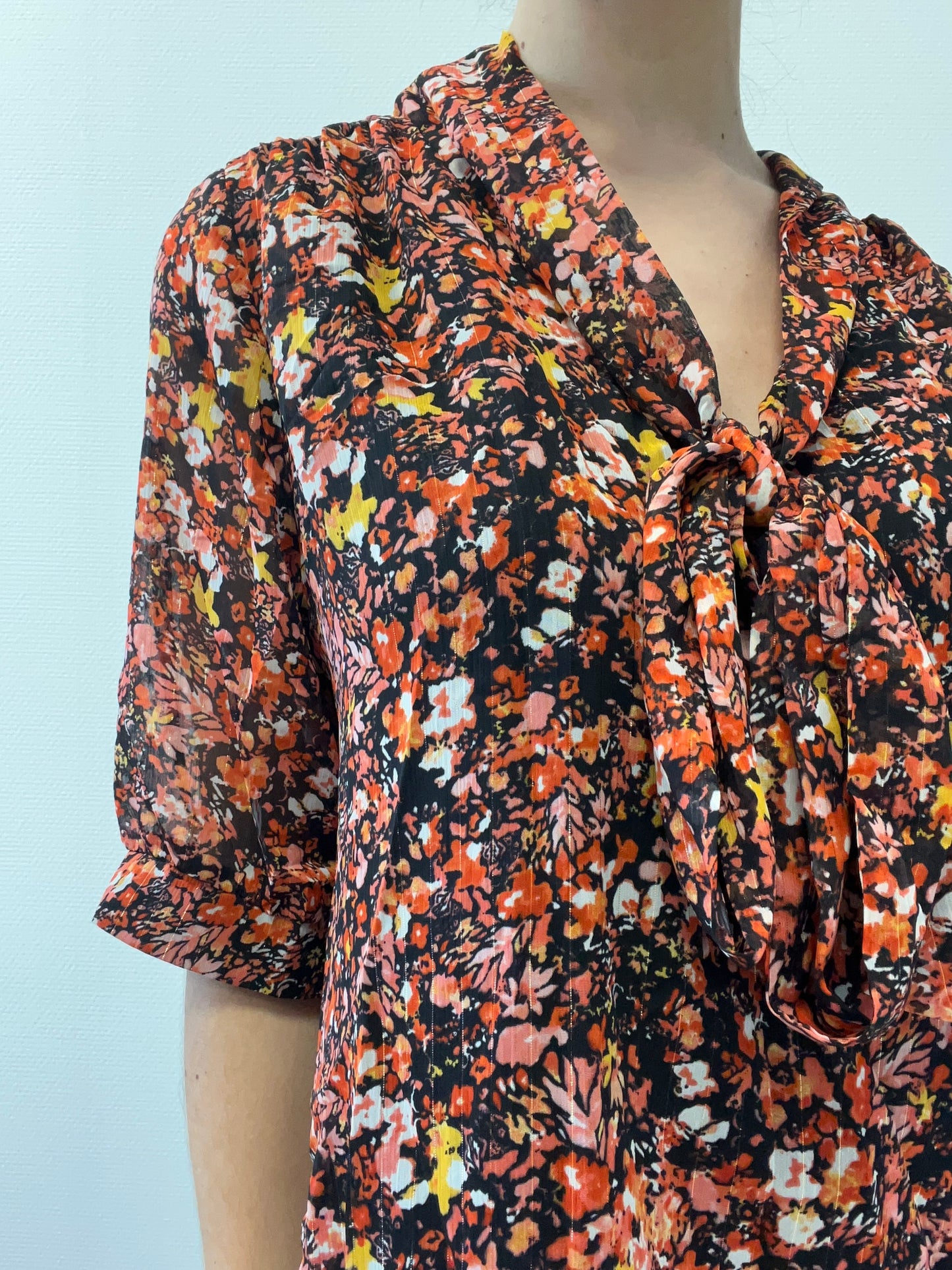 Blouse fleurie col à nouer