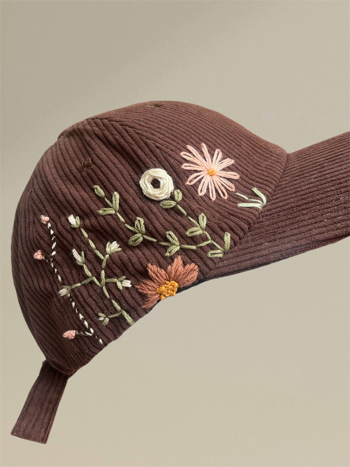 Casquette brodée en velours côtelé