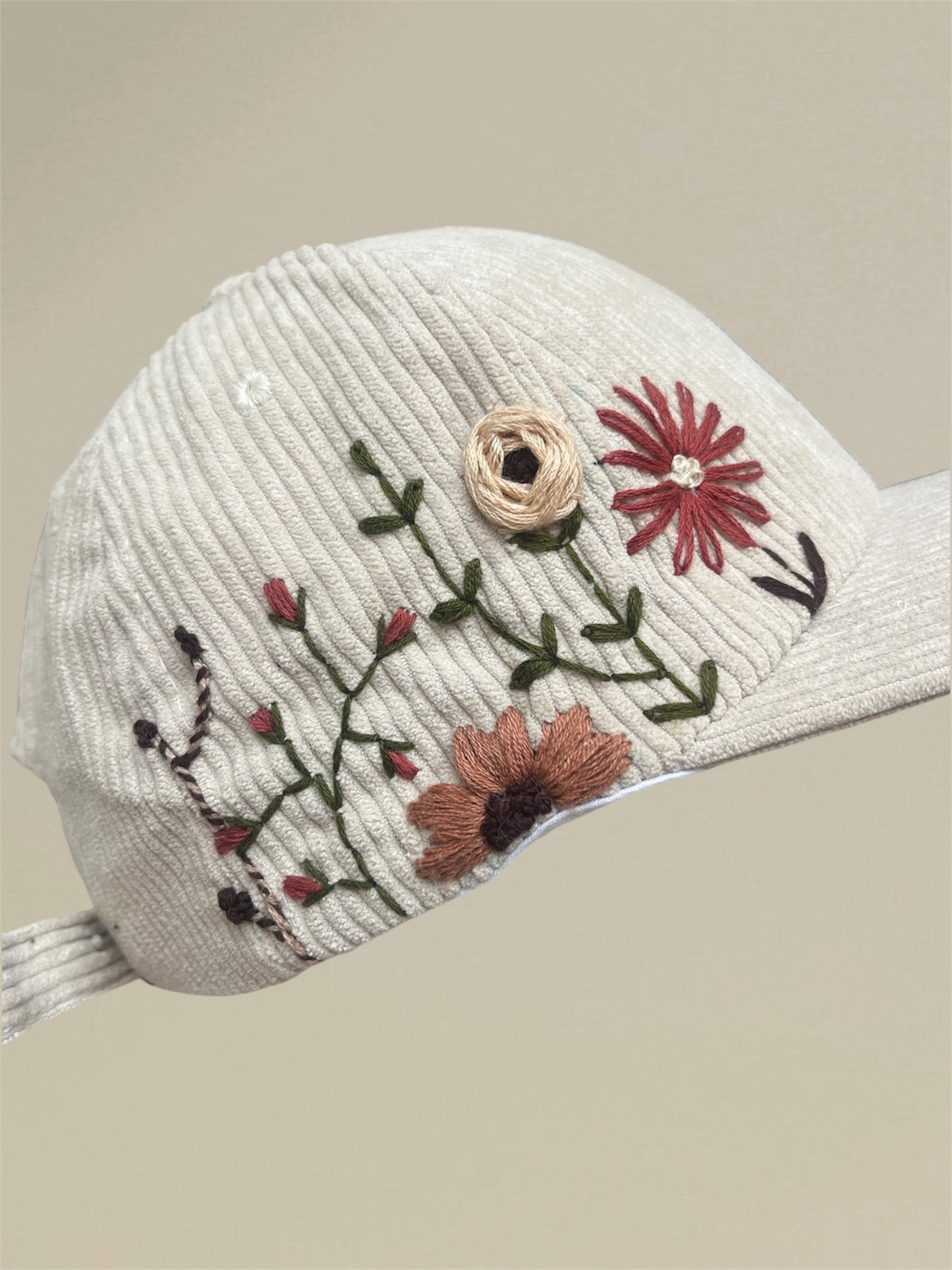 Casquette brodée en velours côtelé