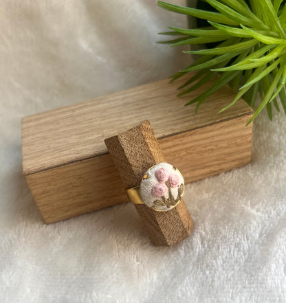 Bague brodée