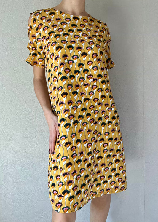 Robe avec découpes aux manches