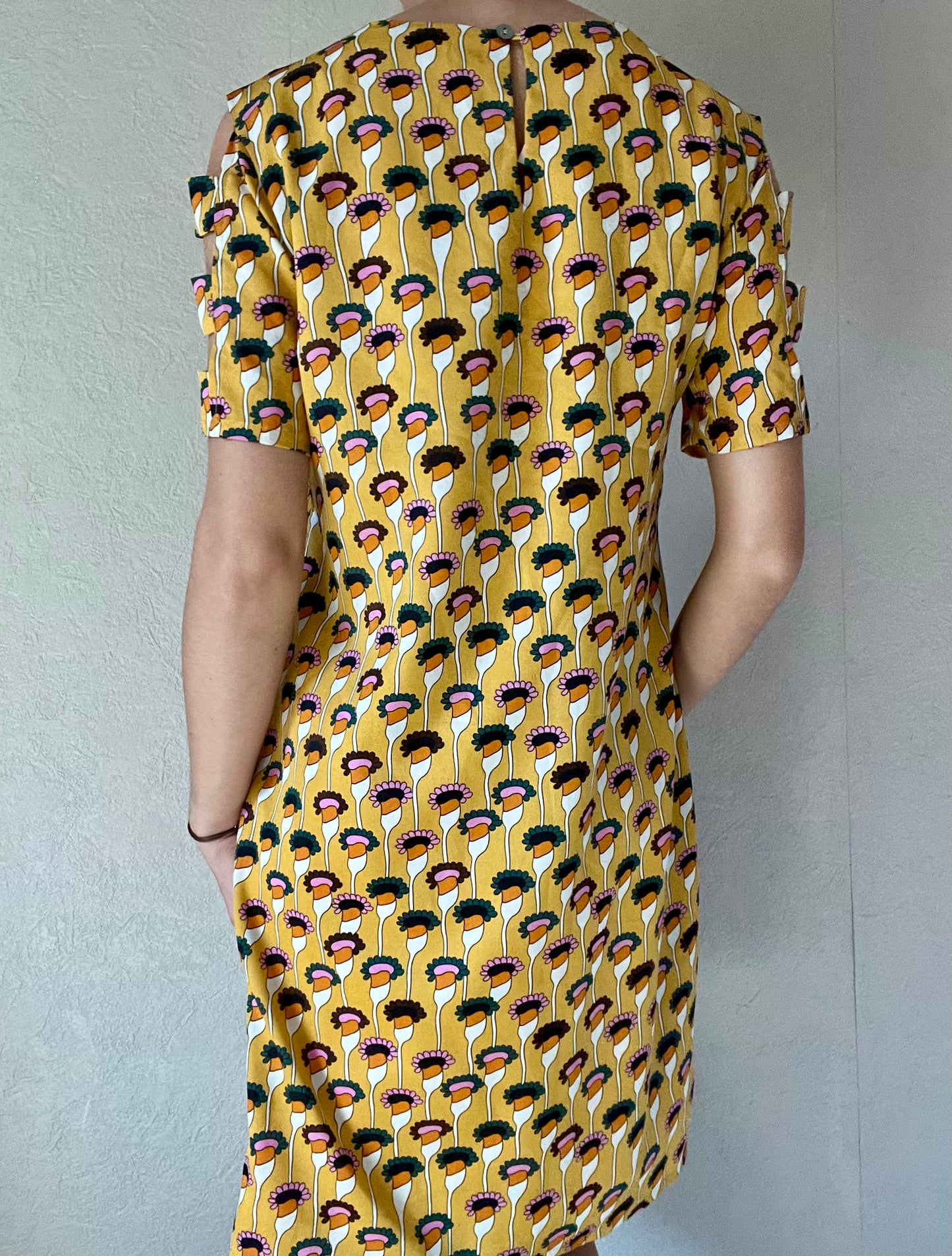 Robe avec découpes aux manches