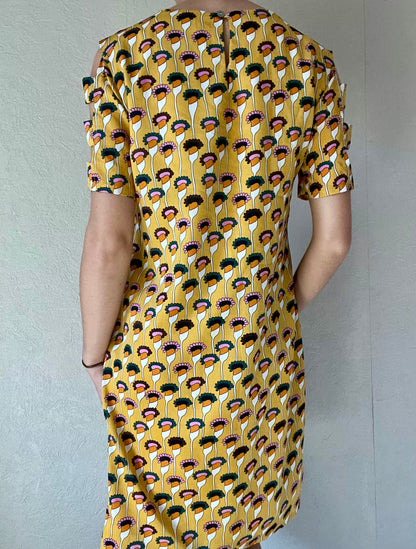 Robe avec découpes aux manches