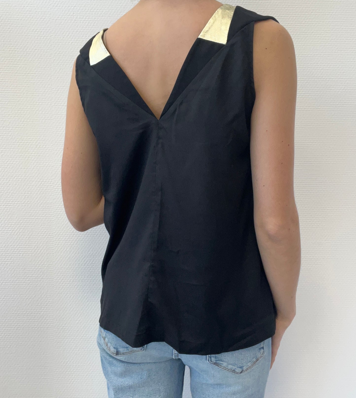 Top avec détail doré