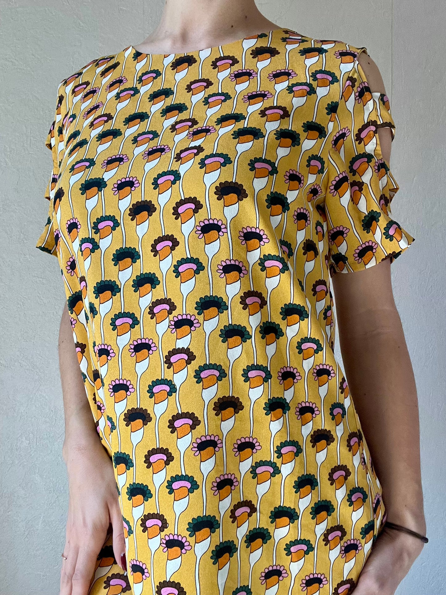 Robe avec découpes aux manches