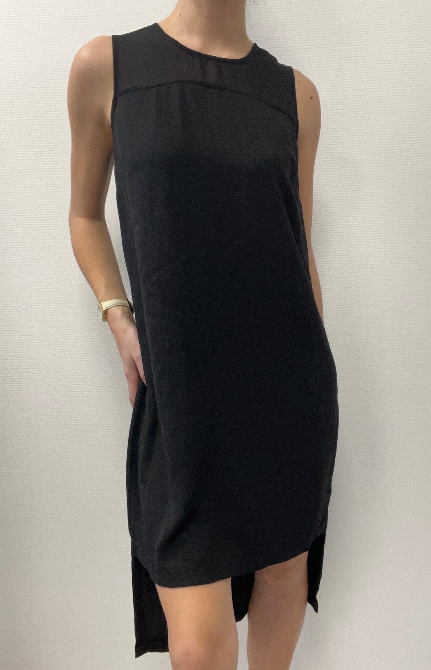 Robe noire asymétrique