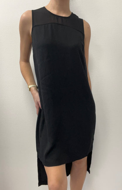 Robe noire asymétrique
