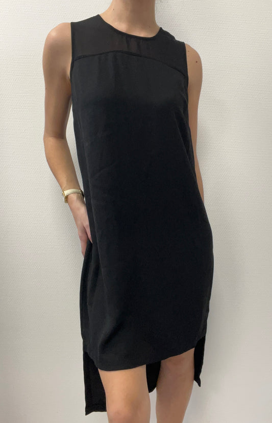 Robe noire asymétrique