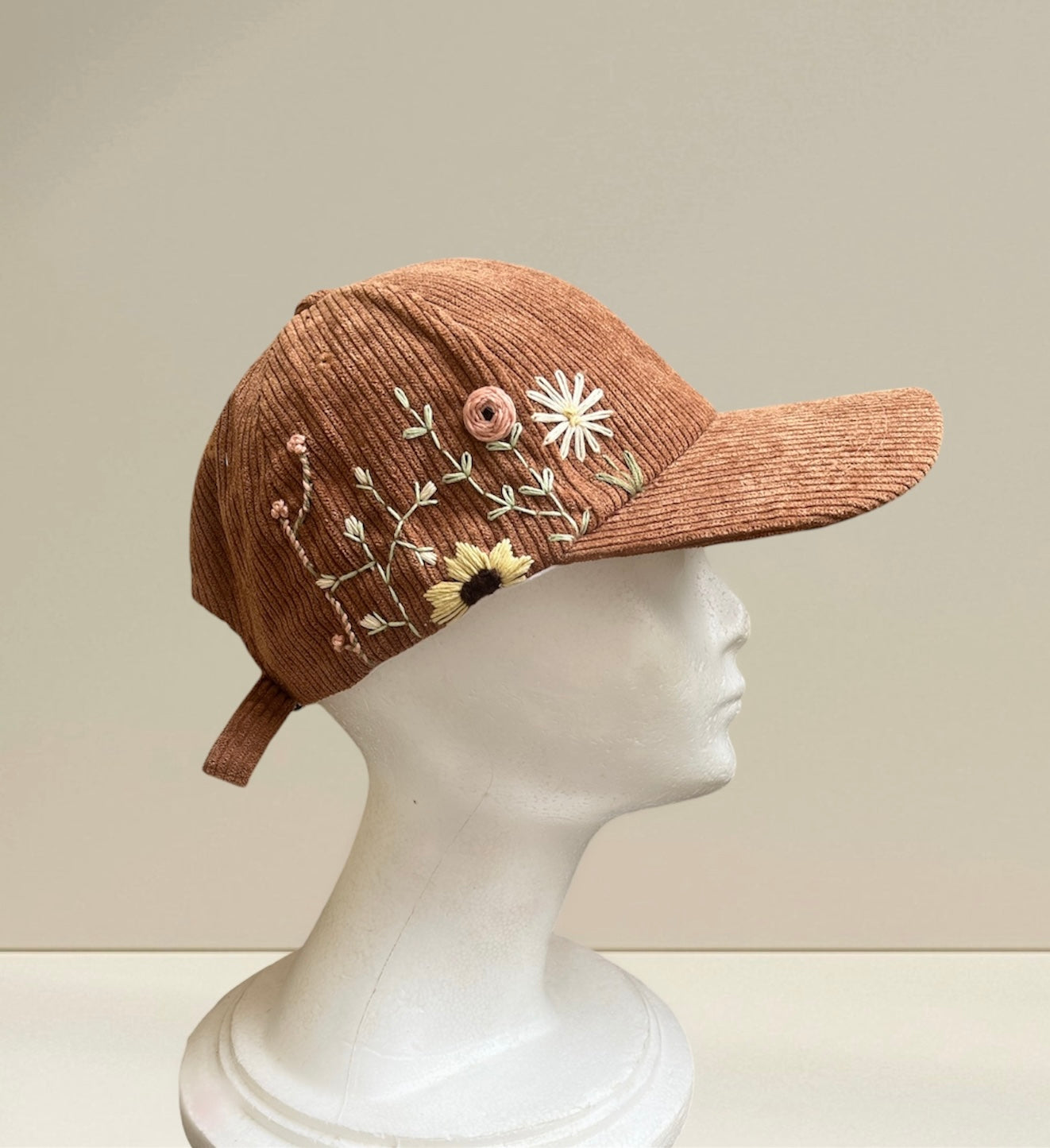Casquette brodée en velours côtelé