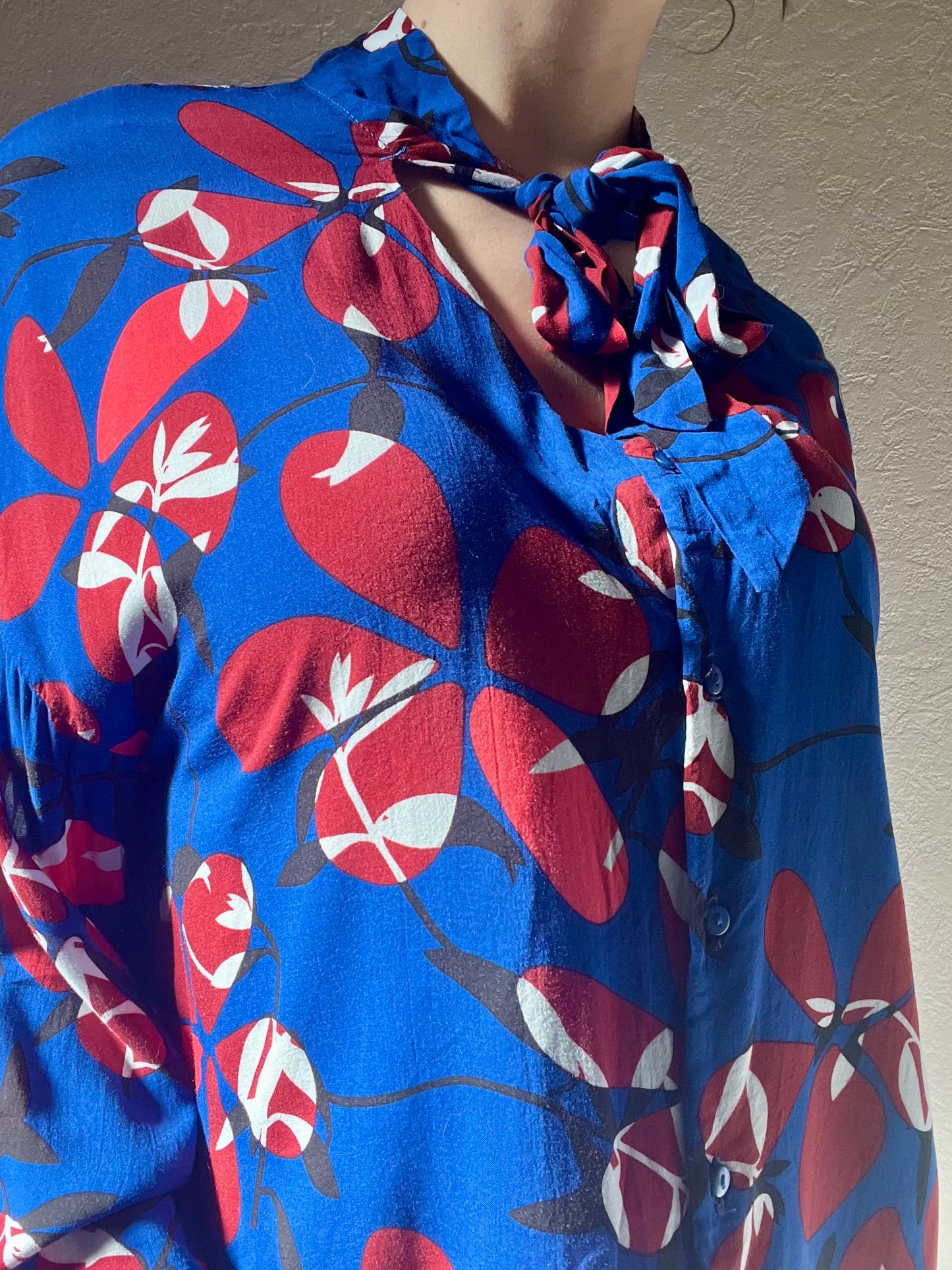 Blouse florale à nouer