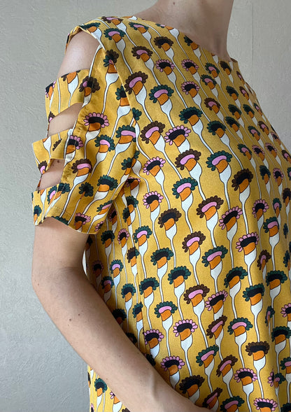 Robe avec découpes aux manches